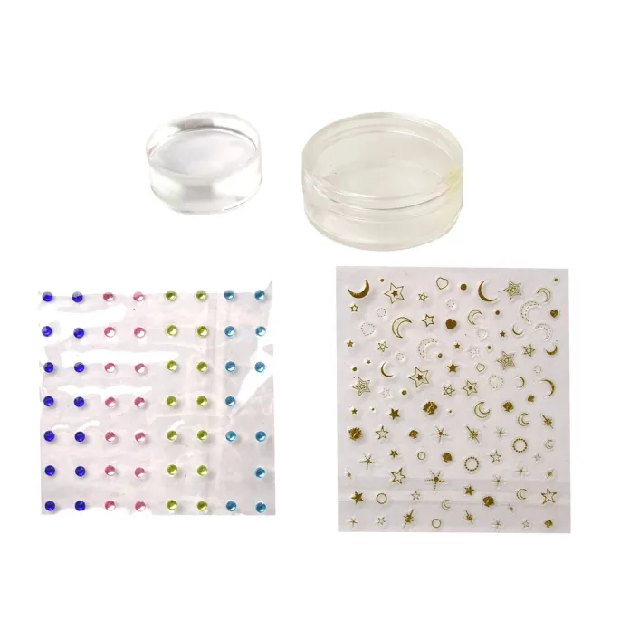 kolorowe lakiery i akcesoria do tworzenia wzorów na paznokciach