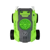 Dziecko bawiące się zieloną maszyną do baniek mydlanych