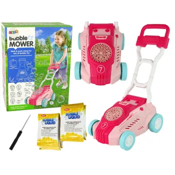 Różowa kosiarka do baniek mydlanych podczas zabawy w ogrodzie