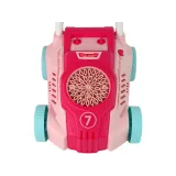 Dzieci bawiące się kosiarką do baniek w letni dzień na dworze