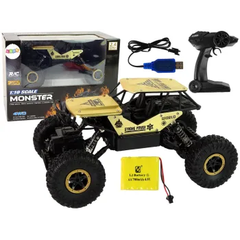 Auto RC z wysokimi kołami w wersji czarno-złotej podczas jazdy off-road