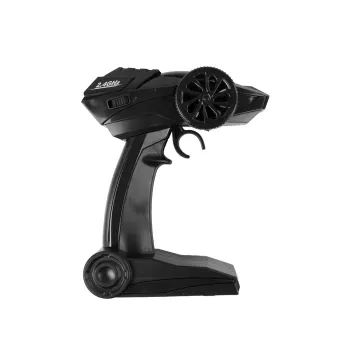 Samochód zdalnie sterowany prezentowany na tle ogrodowym na trawie