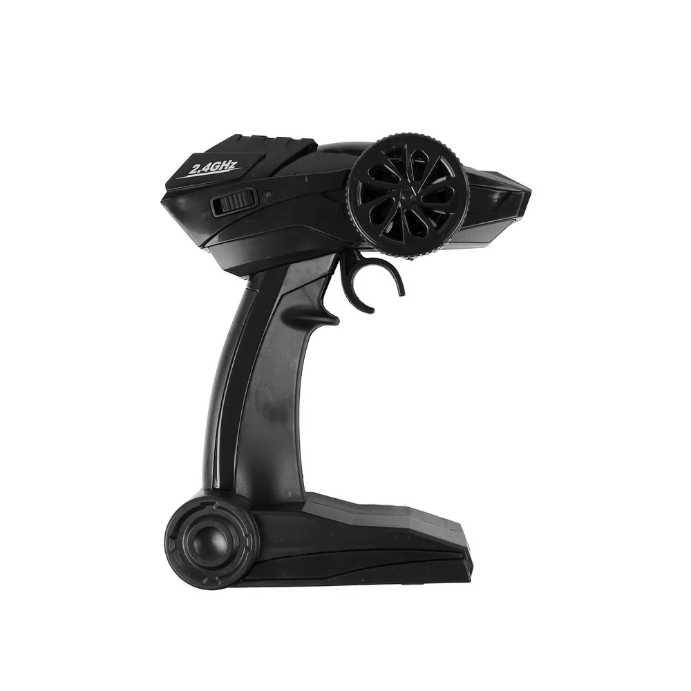 Samochód zdalnie sterowany prezentowany na tle ogrodowym na trawie