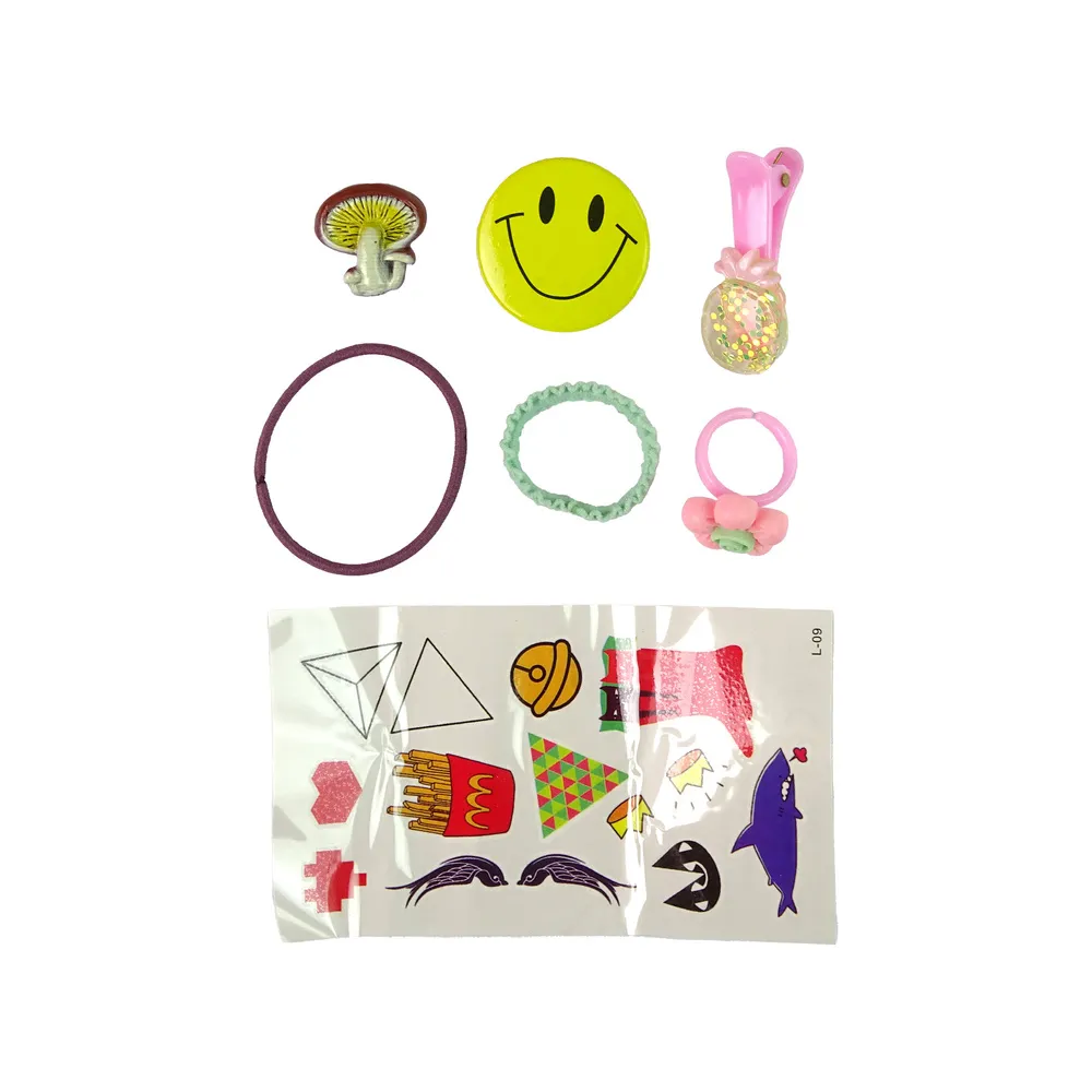 Zestaw kosmetyków dziecięcych z lakierami do paznokci i szminkami