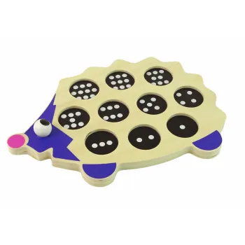 Pionki i drewniany jeż jako zabawka rozwijająca zdolności manualne dziecka