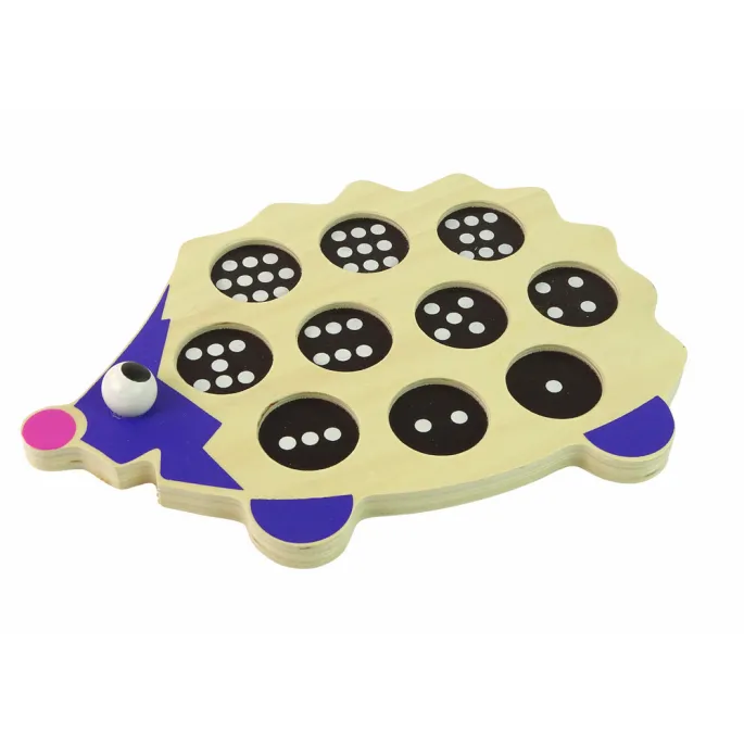 Pionki i drewniany jeż jako zabawka rozwijająca zdolności manualne dziecka