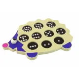 Pionki i drewniany jeż jako zabawka rozwijająca zdolności manualne dziecka