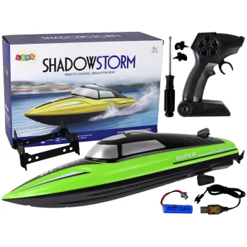 zielona motorówka rc płynąca po wodzie