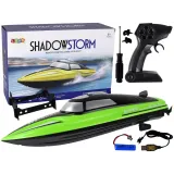 zielona motorówka rc płynąca po wodzie