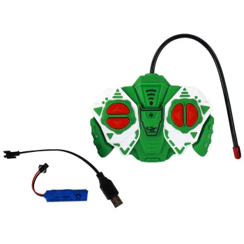 widok z boku na zielony traktor rc z dużymi kołami