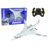 Biały samolot pasażerski zdalnie sterowany RC na tle białym