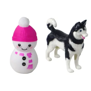 Lalka i mała lalka w kaskach na zimową zabawę