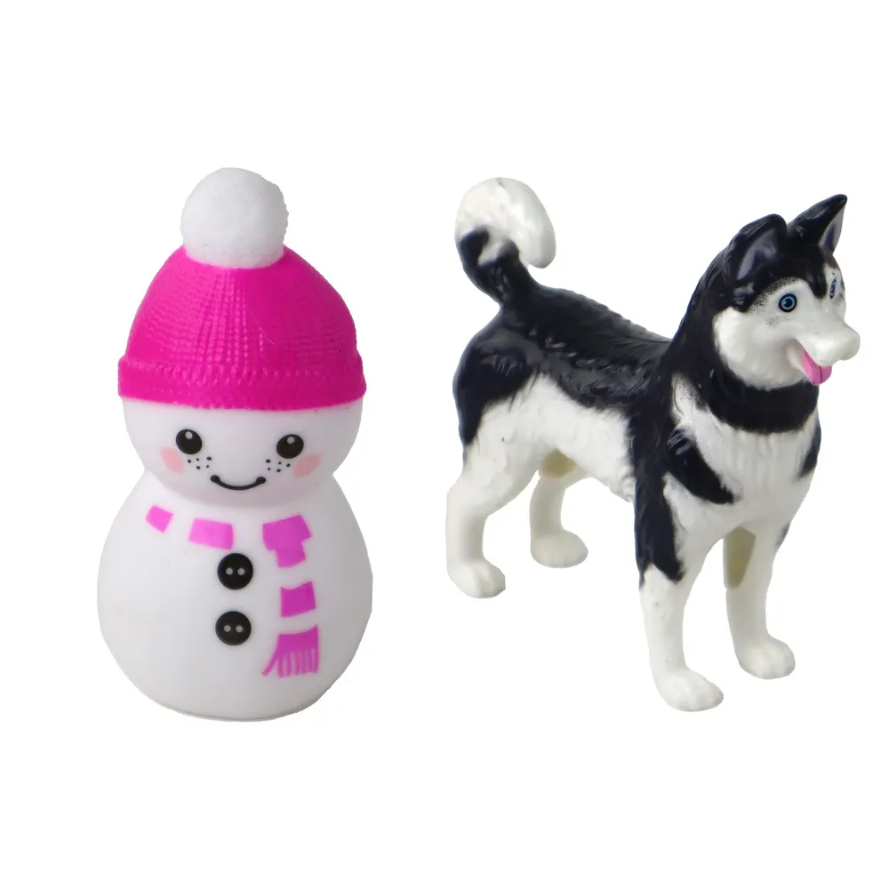 Lalka i mała lalka w kaskach na zimową zabawę