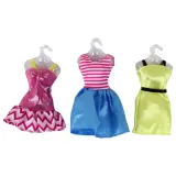 Zestaw Lalka Anlily z wymiennymi ubrankami i wieszakami