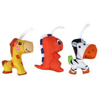 Kolorowa karuzela nad łóżeczkiem z pluszową zebrą, żyrafą i dinozaurem