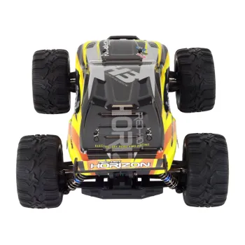 Żółty model RC Rabbits na tle kamienistej nawierzchni