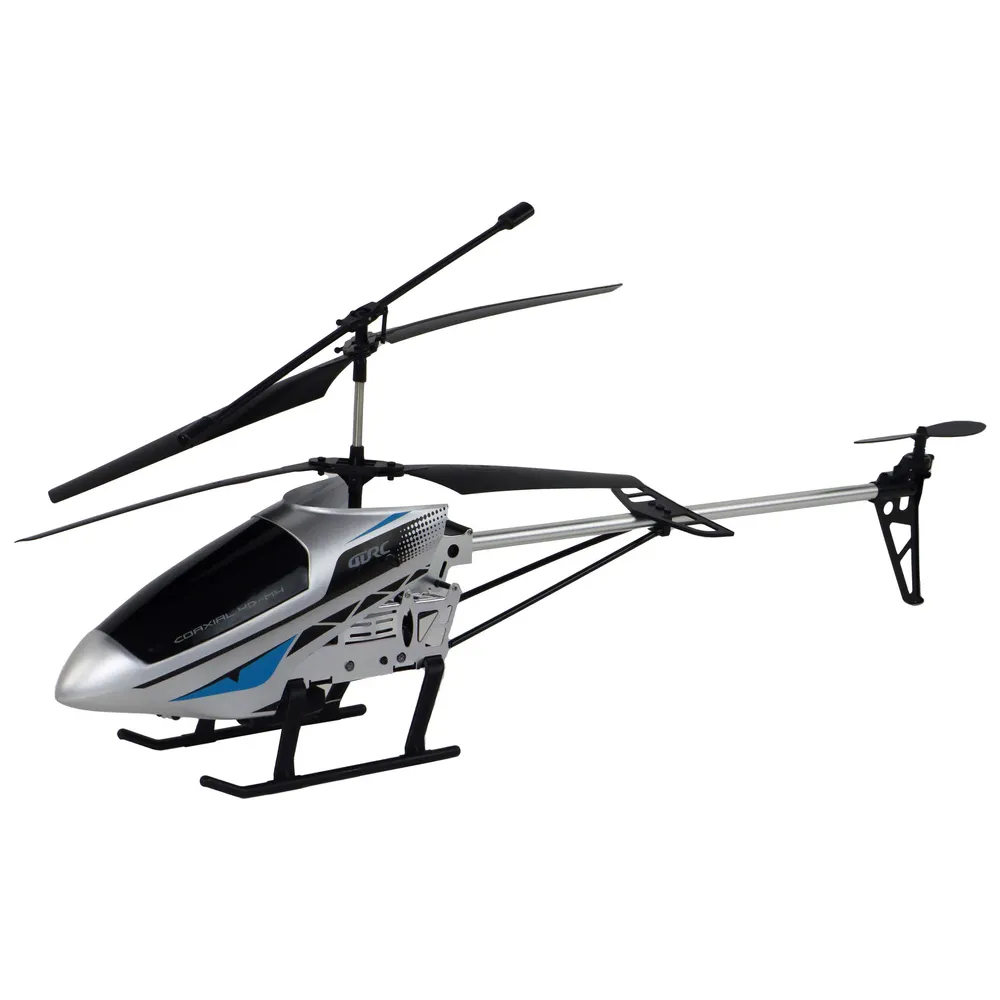 Srebrny śmigłowiec RC 66 cm na trawie z pilotem w tle