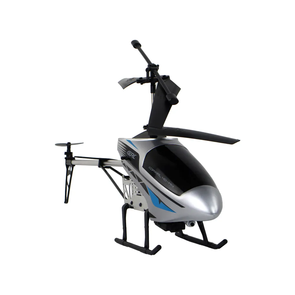 Pilot zdalnego sterowania i statyw na telefon obok helikoptera RC