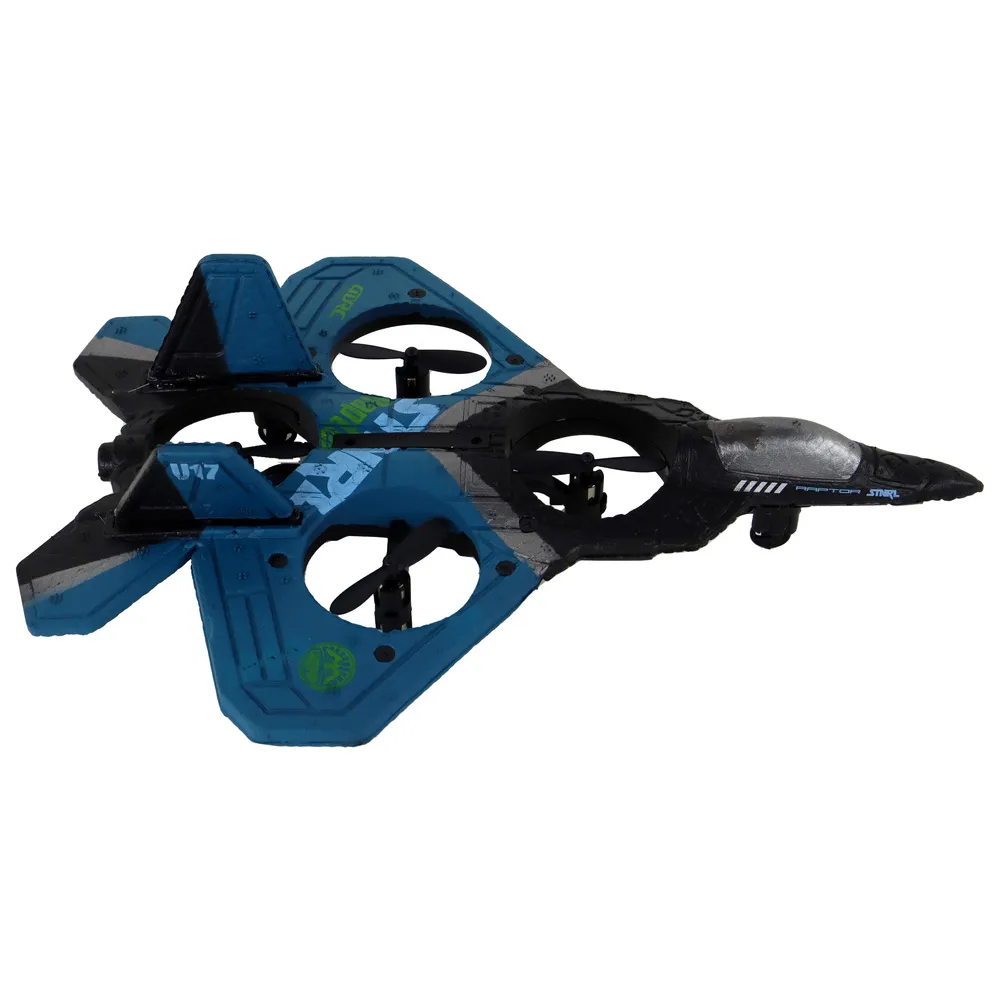 Ciemnoniebieski samolot RC podczas lotu w ogrodzie