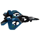 Ciemnoniebieski samolot RC podczas lotu w ogrodzie