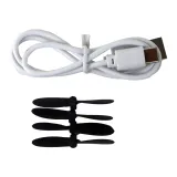 Zestaw samolotu myśliwca R/C i elementów ładowania na białym tle