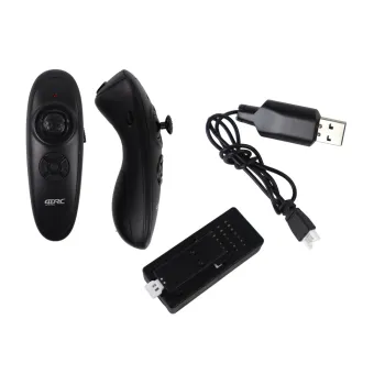 Model myśliwca RC prezentujący kolorowe światła LED w trakcie lotu