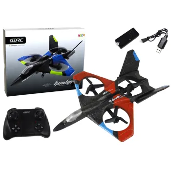 Czerwony quadcopter RC myśliwiec w trakcie lotu na tle nieba