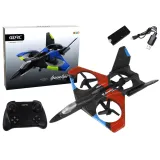 Czerwony quadcopter RC myśliwiec w trakcie lotu na tle nieba