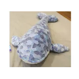 Szary pluszowy wieloryb o długości 110 cm na białym tle