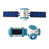 Dziecko bawiące się zestawem rakietą i stacją kosmiczną