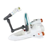 Figurka kosmonauty w białym skafandrze na tle modelu rakiety