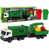 Zielona ciężarówka śmieciarka z dźwigiem na tle białym