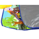 Dziecko bawiące się na macie do tańca z dinozaurami