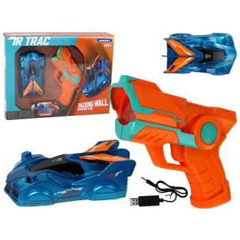 Niebieski samochód jeżdżący po ścianach na laser w trakcie jazdy po ścianie