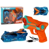 Niebieski samochód jeżdżący po ścianach na laser w trakcie jazdy po ścianie