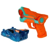 Zdalnie sterowany samochód na laser w kolorze niebieskim podczas zabawy