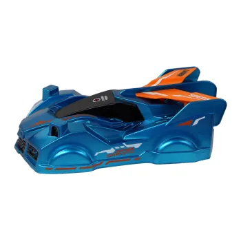 Samochód na laser sterowany pilotem w ruchu po gładkiej powierzchni