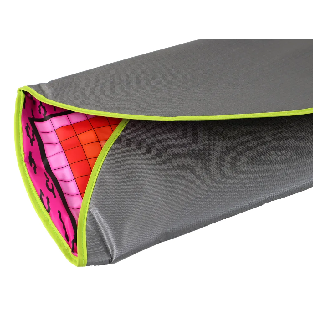 Zbliżenie na nowoczesną matę taneczną z efektami świetlnymi i muzycznymi