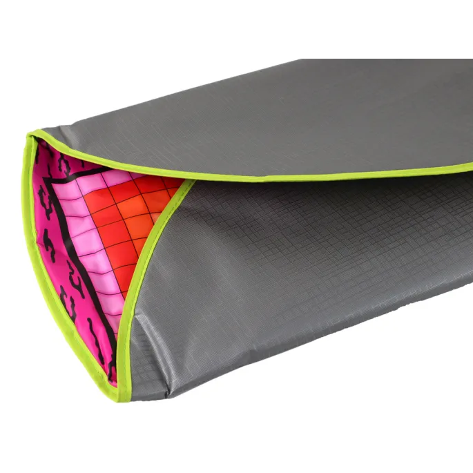 Zbliżenie na nowoczesną matę taneczną z efektami świetlnymi i muzycznymi