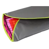 Zbliżenie na nowoczesną matę taneczną z efektami świetlnymi i muzycznymi