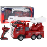 Zdalnie sterowany wóz strażacki z dźwigiem na jasnym tle