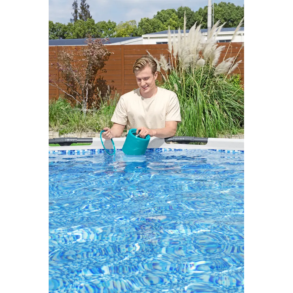 Wydajny skimmer basenowy Bestway 58233 na tle czystej tafli wody