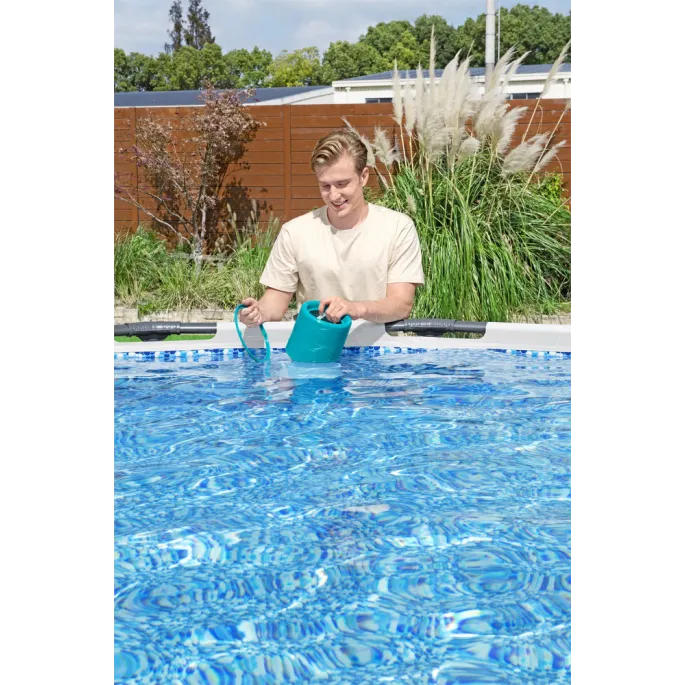 Wydajny skimmer basenowy Bestway 58233 na tle czystej tafli wody