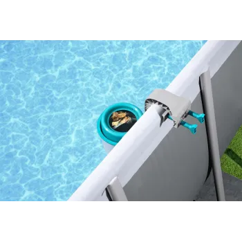 Oczyszczacz Bestway 58233 zamontowany na ściance basenu ogrodowego