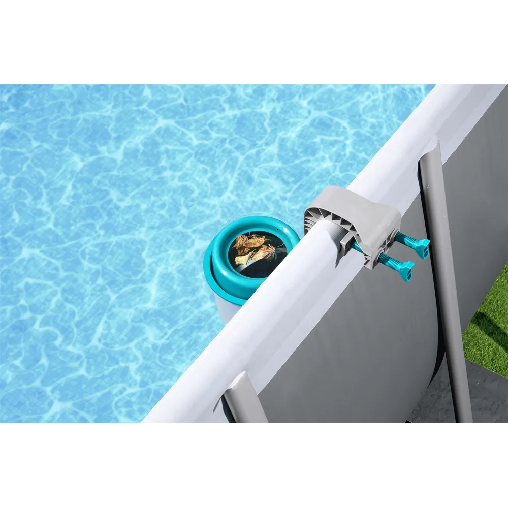 Oczyszczacz Bestway 58233 zamontowany na ściance basenu ogrodowego