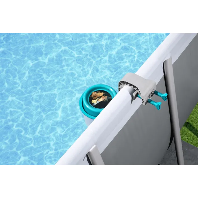 Oczyszczacz Bestway 58233 zamontowany na ściance basenu ogrodowego