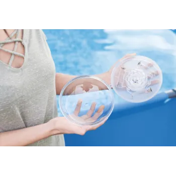 Zbliżenie na kompaktową lampę basenową Bestway ze światłem LED