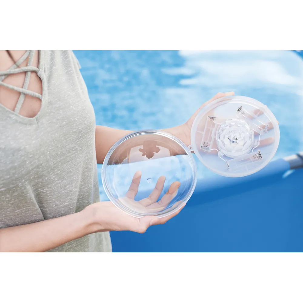 Zbliżenie na kompaktową lampę basenową Bestway ze światłem LED