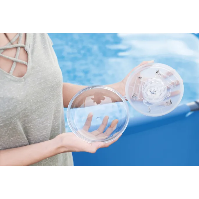 Zbliżenie na kompaktową lampę basenową Bestway ze światłem LED