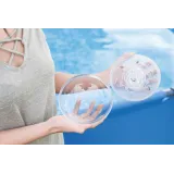 Zbliżenie na kompaktową lampę basenową Bestway ze światłem LED